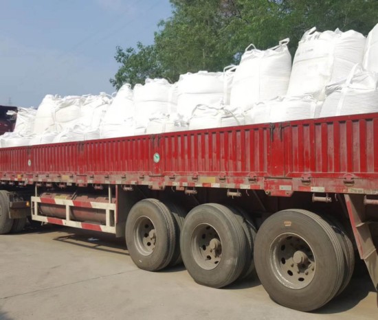 35吨铝酸钙粉装车发往山东客户手中！